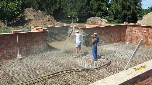 Piscină personalizată construită prin tehnologia torcretării, oferind rezistență sporită și etanșeitate perfectă, realizată de specialiștii Nomade Construction.