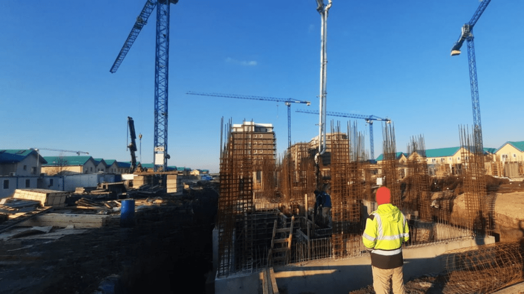 Șantier cu armături verticale și utilaj pompare beton – Nova Construction